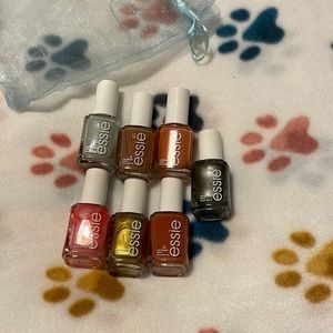 Blowout deal $25 - 7 Essie nail polish